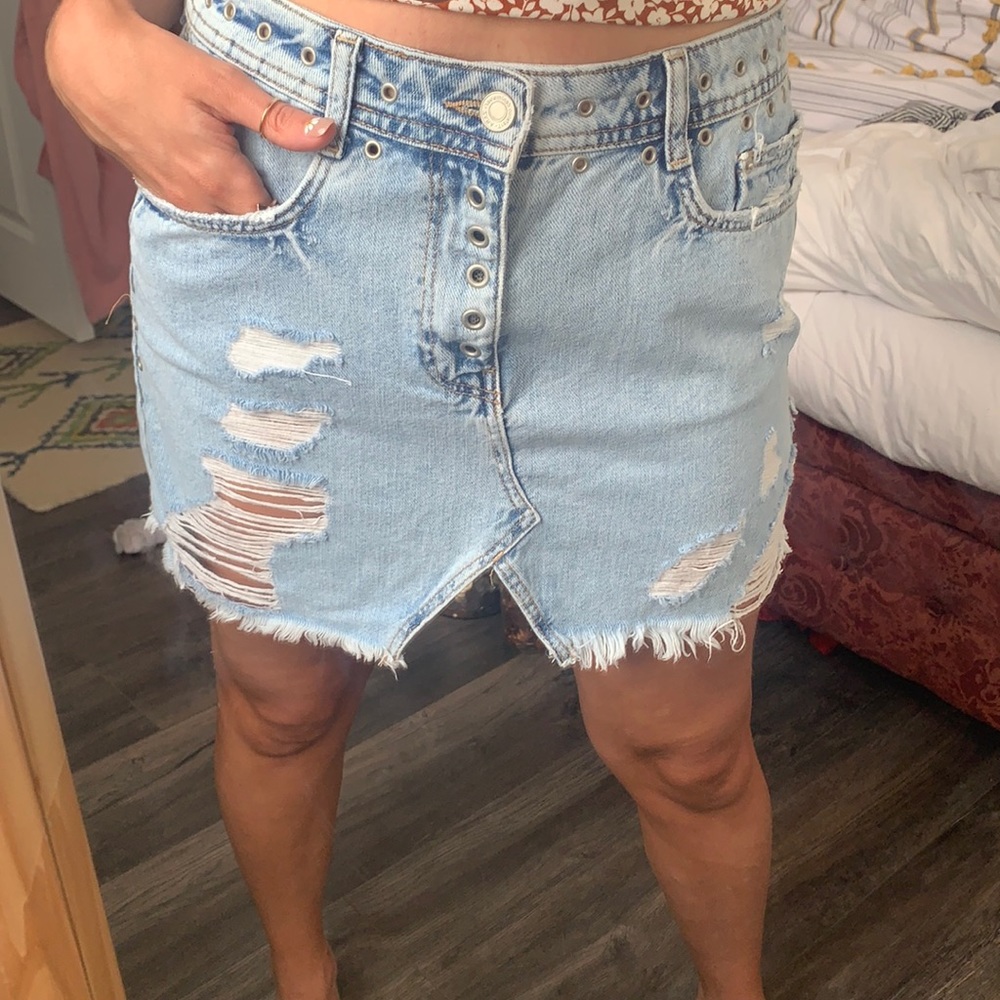 Zara size M 5 pocket distressed denim skirt